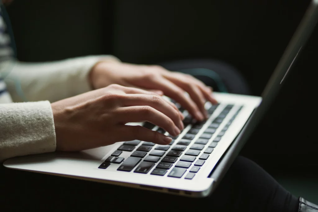 Iemand aan het werk op een laptop
